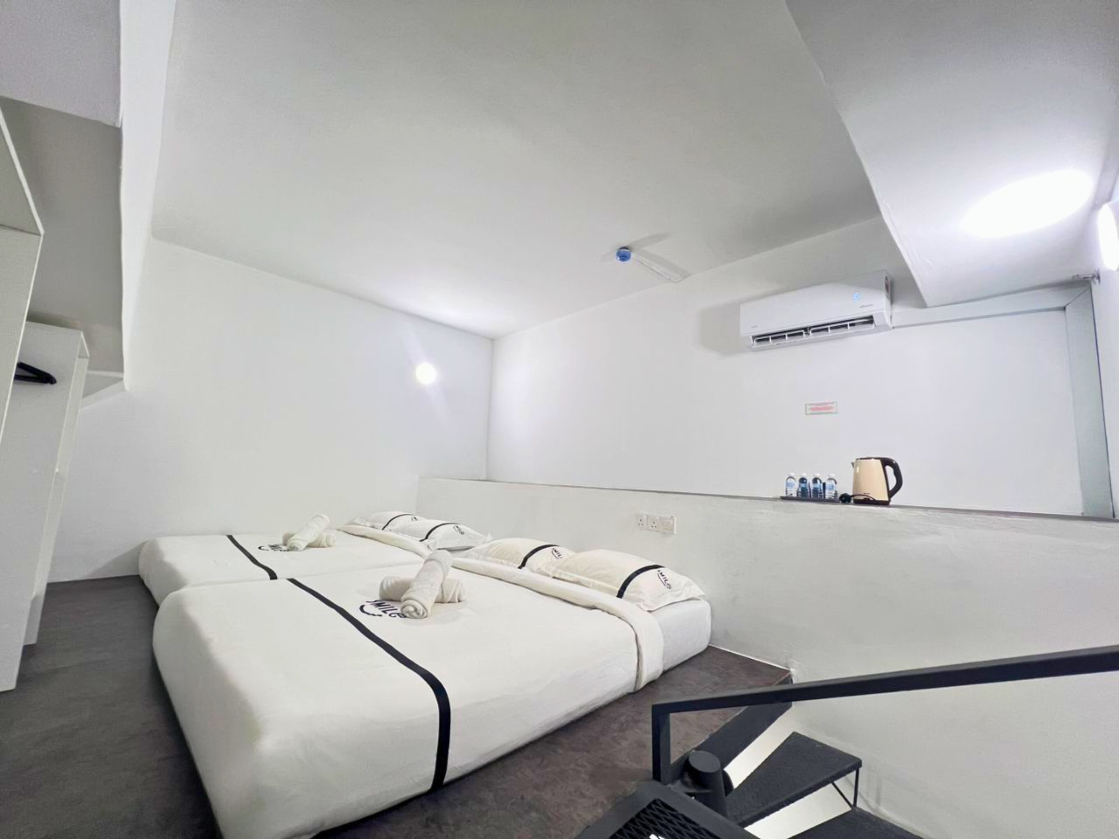 Family Duplex, 2 Queen Beds | Desk, iron/ironing board, free WiFi