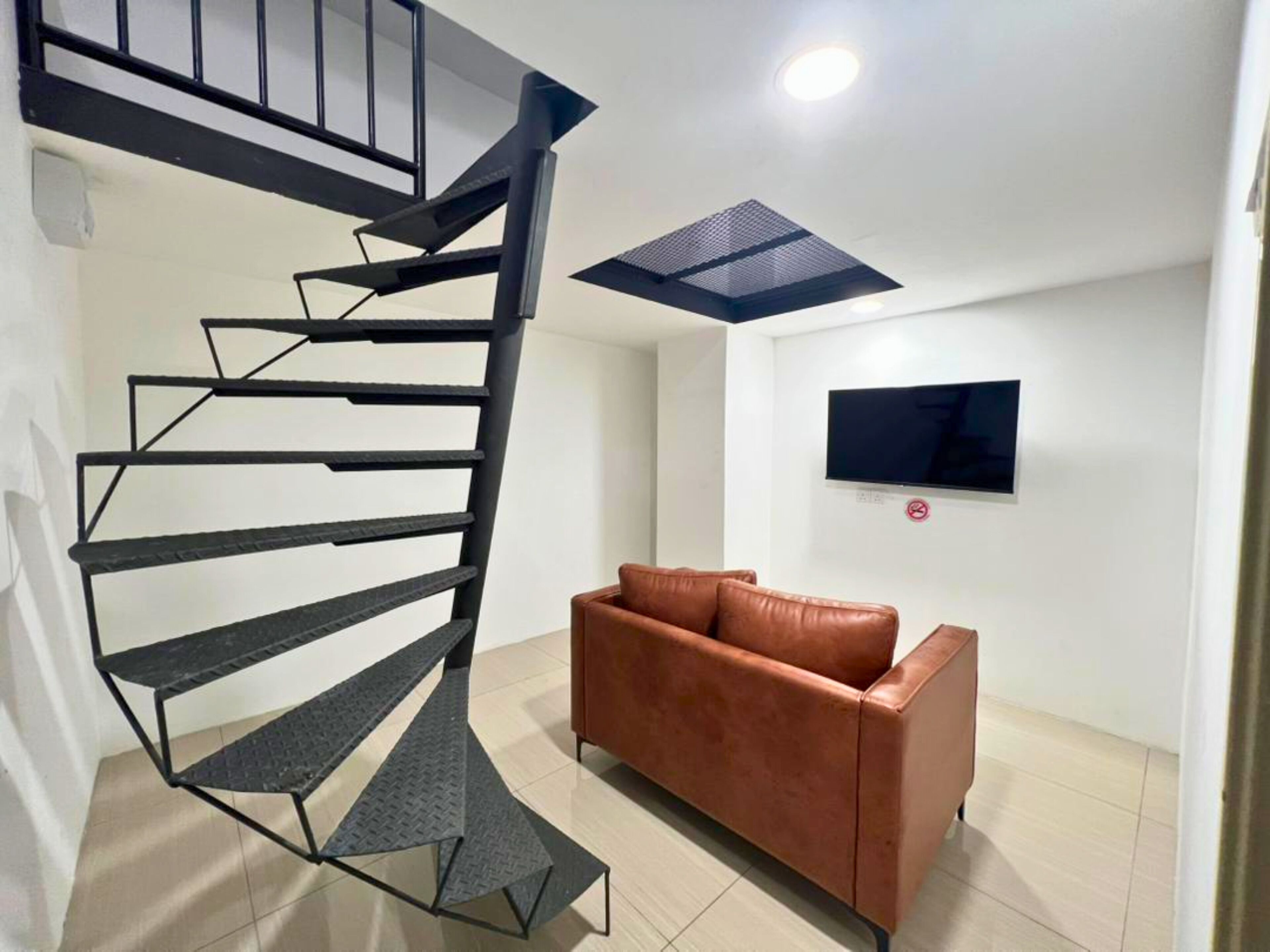 Escritorio, tabla de planchar con plancha y wifi gratis 