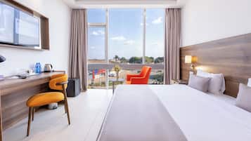 Pillowtop-bedden, een kluis op de kamer, een bureau, een laptopwerkplek