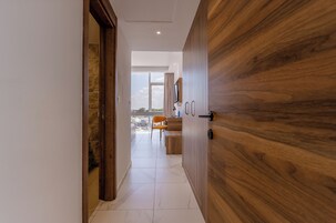 Suite ejecutiva | Colchones con acolchado adicional, caja fuerte, escritorio