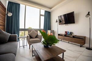 Executive Suite | Pillowtop beds, in-room safe, desk, laptop workspace