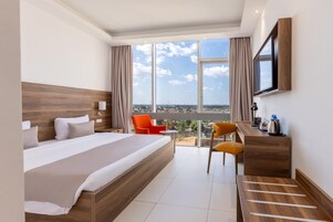 Habitación estándar | Colchones con acolchado adicional, caja fuerte, escritorio