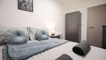 3 bedrooms, iron/ironing board, internet, bed sheets