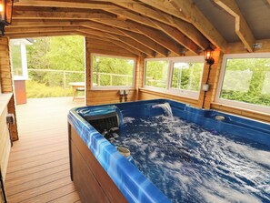 Indoor spa tub - Kirkland Howe Cottage (Frizington)