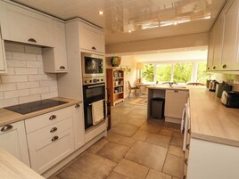 Cookware/dishes/utensils