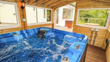 Banyera d'hidromassatge coberta