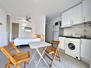 Interior - Studio near the beach with terrace AV-76 (ROSES)