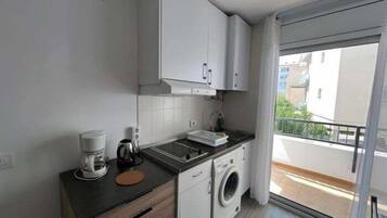 Réfrigérateur, micro-ondes, cafetiÚre/bouilloire