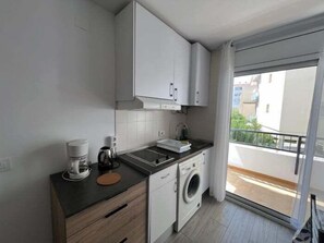 Fridge, microwave, coffee/tea maker, cookware/dishes/utensils - Studio near the beach with terrace AV-76 (ROSES)