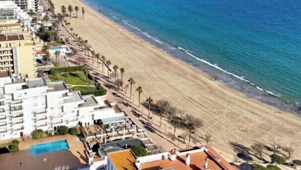 A coastal hotel with a beach view, a swimming pool, and a parking area. - Studio near the beach with terrace AV-76 (ROSES)