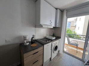 Kühlschrank, Mikrowelle, Wasserkocher mit Kaffee-/Teezubehör