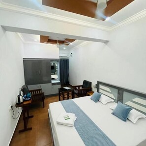 Deluxe Double Room | Free WiFi - Enroute Delight Residency (Kothamangalam)