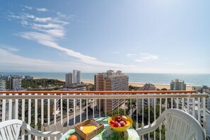 Outdoor dining - Stylish Holiday Flat in Poolside Paradise (Lignano Sabbiadoro)
