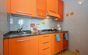 Fridge, microwave, stovetop, cookware/dishes/utensils - Bright flat with terrace (Bibione)
