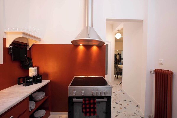 Réfrigérateur, un four, surface de cuisson, cafetière-théière