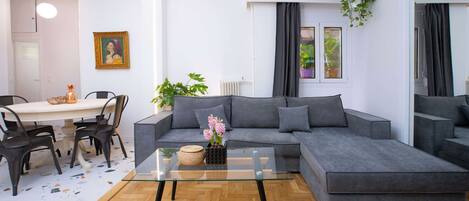 Een televisie en een kantoor