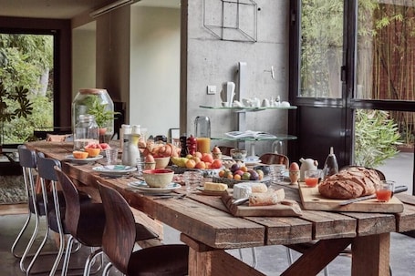 Free daily continental breakfast. La Porte Rouge RBX