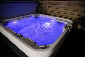 Bañera de hidromasaje al aire libre