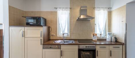 Geladeira, micro-ondas, fogão, cooktop