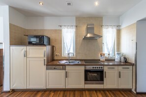 Jääkaappi, mikroaaltouuni, uuni, liesi