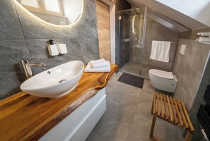 Douche, sèche-cheveux, serviettes fournies, savon