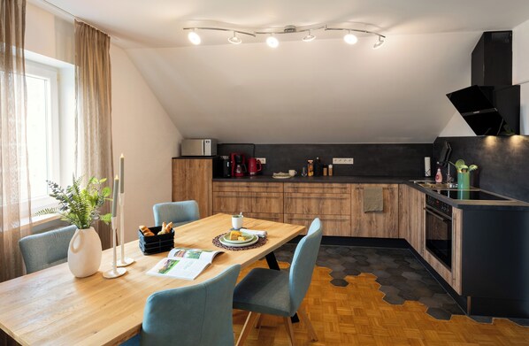 Kühlschrank, Mikrowelle, Ofen, Herdplatte