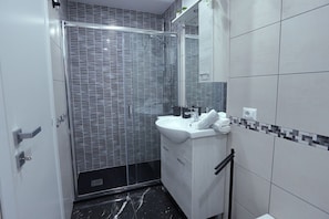 SĂšche-cheveux, serviettes fournies, savon, papier toilette