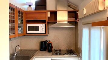 Apartment | Eigene Küche | Kühlschrank, Ofen, Herdplatte, Kochgeschirr/Geschirr/Besteck