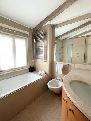 Apartment | Badezimmer