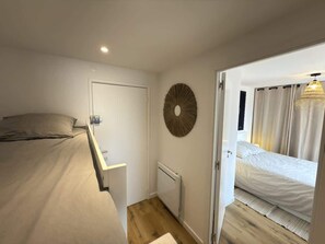 5 habitaciones, tabla de planchar con plancha y ropa de cama 