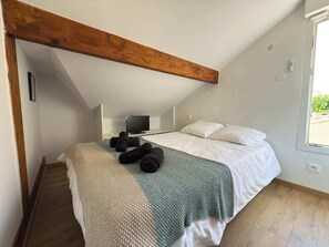 4 bedrooms, iron/ironing board, WiFi, bed sheets