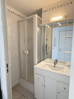 Ducha, secador de pelo y toallas