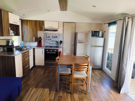 Private kitchen. Cosy mobile home in a 4-star campsite 10 minutes from the sea!
