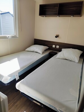 3 chambres, fer et planche Ă repasser
