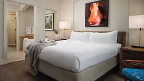 1 habitación, escritorio, tabla de planchar con plancha y cuna de viaje 