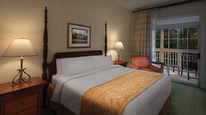 Een bureau, een strijkplank/strijkijzer, reisbedje, wifi