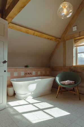 Een haardroger, handdoeken, zeep, toiletpapier