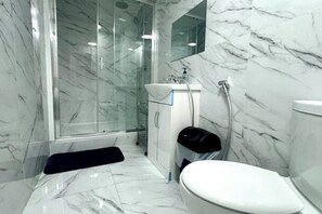 Shower, bidet - Little Gem Edgware Rd (London)
