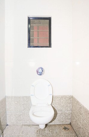 Shower, rainfall showerhead, slippers, towels - Hotel Sai samarpan Shirdi (Shirdi)