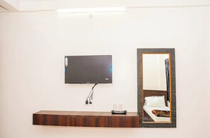 Habitación triple superior | Televisión