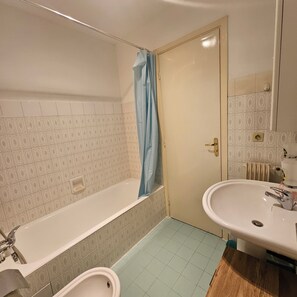 Hårtørrer, håndklæder, Sæbe, Toiletpapir
