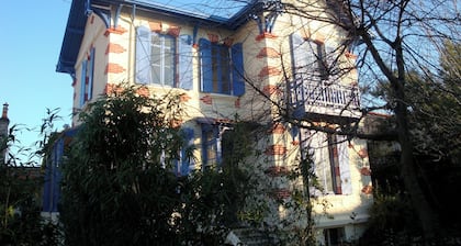 VILLA ARCACHONNAISE avec JARDIN, en CENTRE VILLE, 100 m PLAGE, IDĂAL FAMILLES