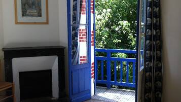 3 bedrooms, desk, iron/ironing board, travel crib