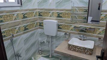 Phòng đôi | Phòng tắm | Buồng tắm vòi sen, khăn tắm, xà phòng, giấy vệ sinh