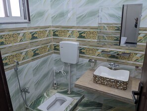 Tweepersoonskamer | Badkamer | Een douche, handdoeken, zeep, toiletpapier