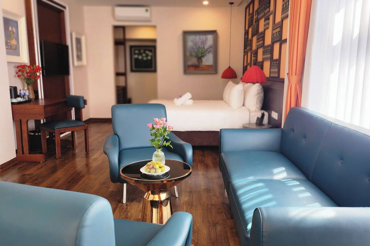 Executive Studio Suite, Mountain View | 1 bedroom, premium bedding, minibar, in-room safe