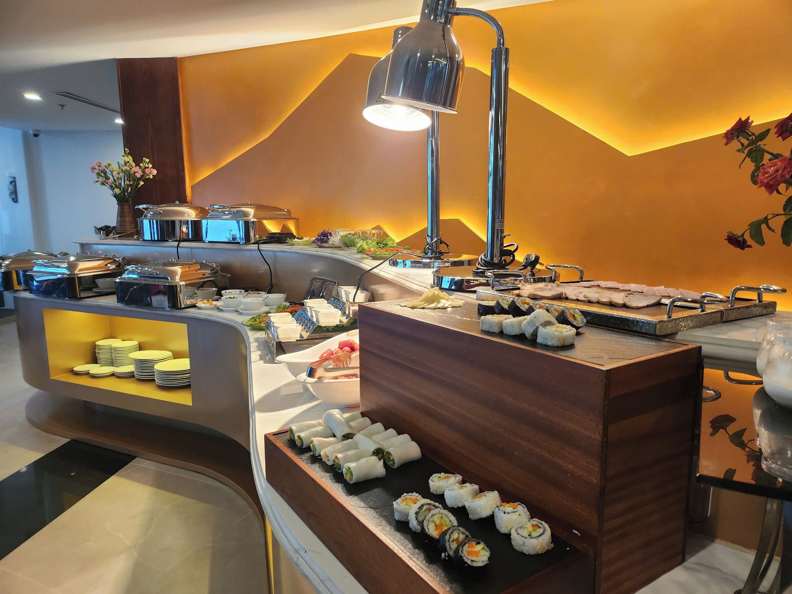 อาหารเช้าแบบบุฟเฟ่ต์ทุกวัน (VND 150000 ต่อคน)