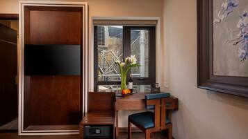 Premium bedding, minibar, in-room safe, desk