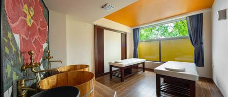 Un baño moderno con una bañera de madera, un lavabo y un banco.