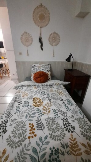1 slaapkamer, een strijkplank/strijkijzer, gratis wifi, beddengoed